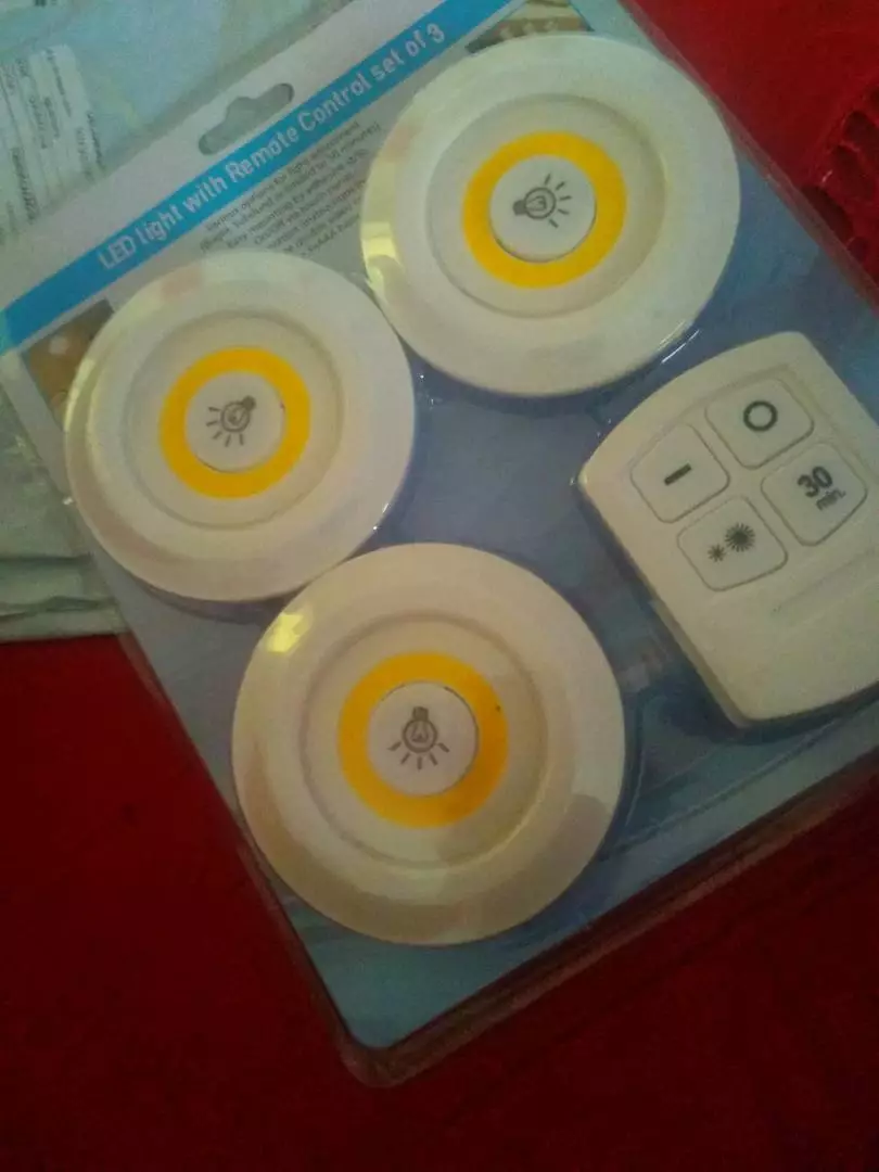 Kit 3 Lâmpadas LED Spot Sem Fio Controle Remoto 150 Lumens IZEULTRA BRIGHT photo review