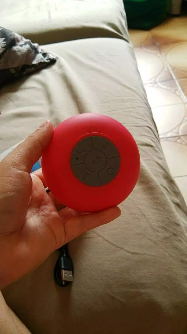 Caixa de Som Bluetooth À Prova d'Água Portátil com Ventosa IZEWAVE SOUND photo review