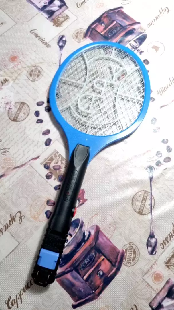 Raquete Elétrica Mata Mosquito Bivolt Recarregável 3 Camadas IZEPOWER PRO photo review