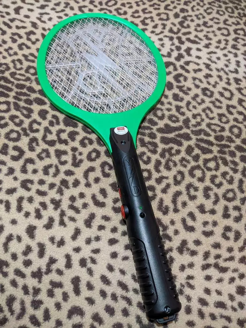 Raquete Elétrica Mata Mosquito Bivolt Recarregável 3 Camadas IZEPOWER PRO photo review