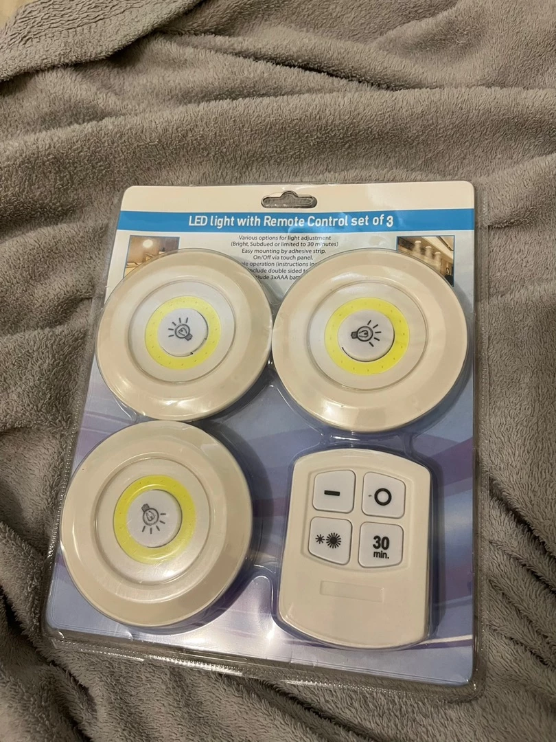 Kit 3 Lâmpadas LED Spot Sem Fio Controle Remoto 150 Lumens IZEULTRA BRIGHT photo review