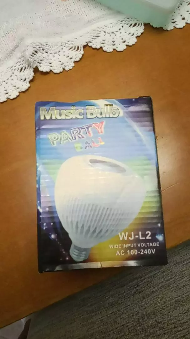 Lâmpada LED Bluetooth 12W Som RGB Controle Remoto IZEMUSIC PARTY photo review