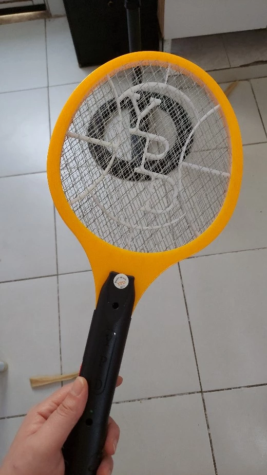 Raquete Elétrica Mata Mosquito Bivolt Recarregável 3 Camadas IZEPOWER PRO photo review