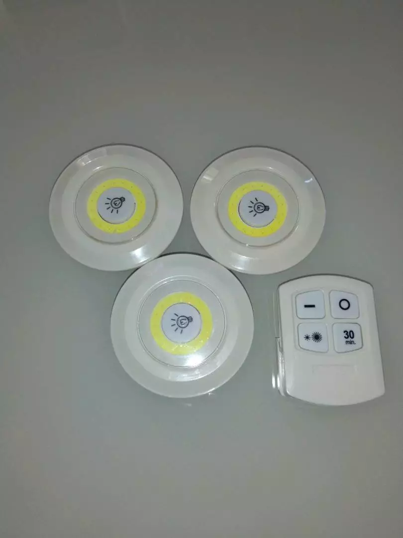 Kit 3 Lâmpadas LED Spot Sem Fio Controle Remoto 150 Lumens IZEULTRA BRIGHT photo review