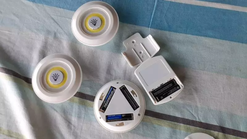 Kit 3 Lâmpadas LED Spot Sem Fio Controle Remoto 150 Lumens IZEULTRA BRIGHT photo review