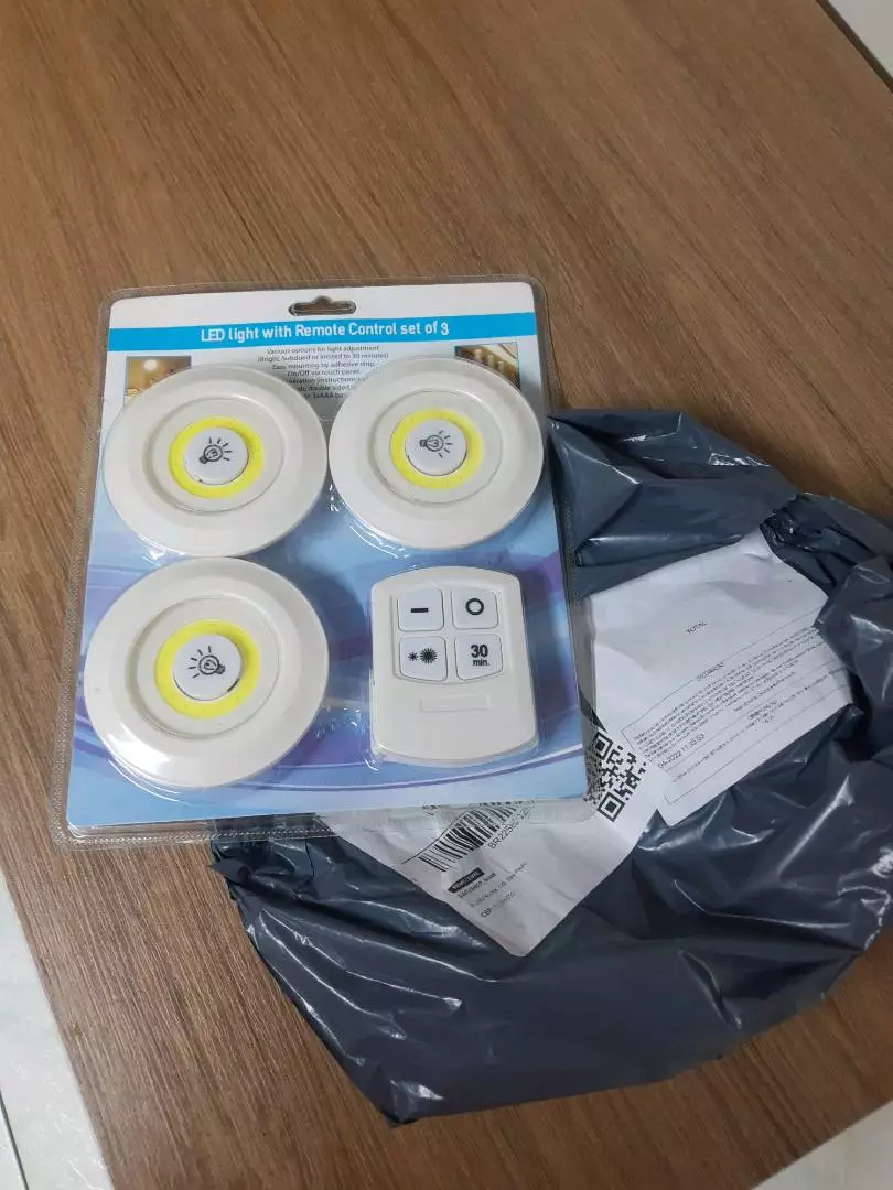 Kit 3 Lâmpadas LED Spot Sem Fio Controle Remoto 150 Lumens IZEULTRA BRIGHT photo review