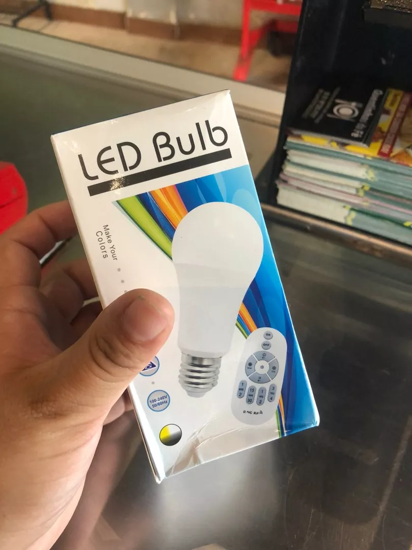 Lâmpada Bulbo LED RGB 5W Controle Remoto Colorida Ambiente IZEFLASH MOOD photo review