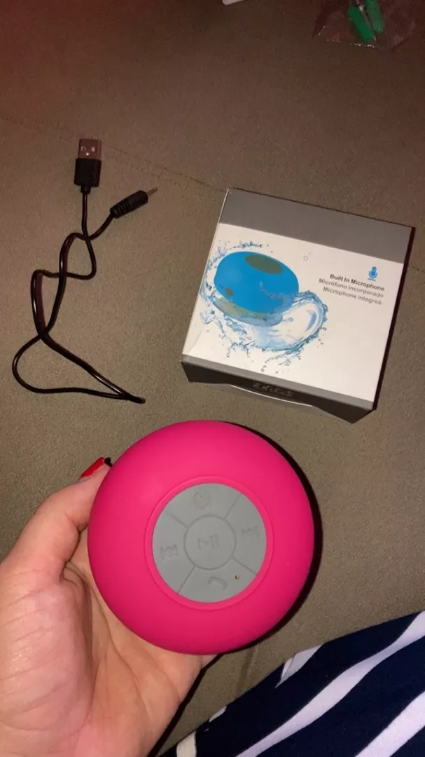 Caixa de Som Bluetooth À Prova d'Água Portátil com Ventosa IZEWAVE SOUND photo review