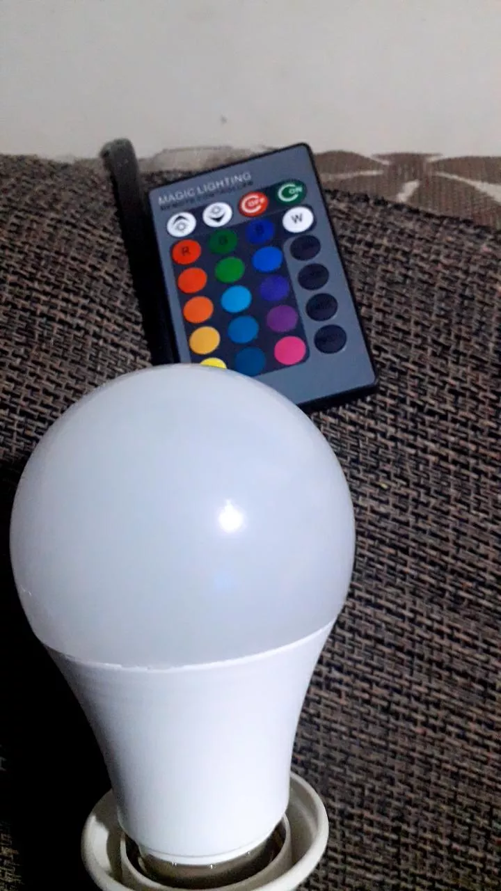 Lâmpada Bulbo LED RGB 5W Controle Remoto Colorida Ambiente IZEFLASH MOOD photo review