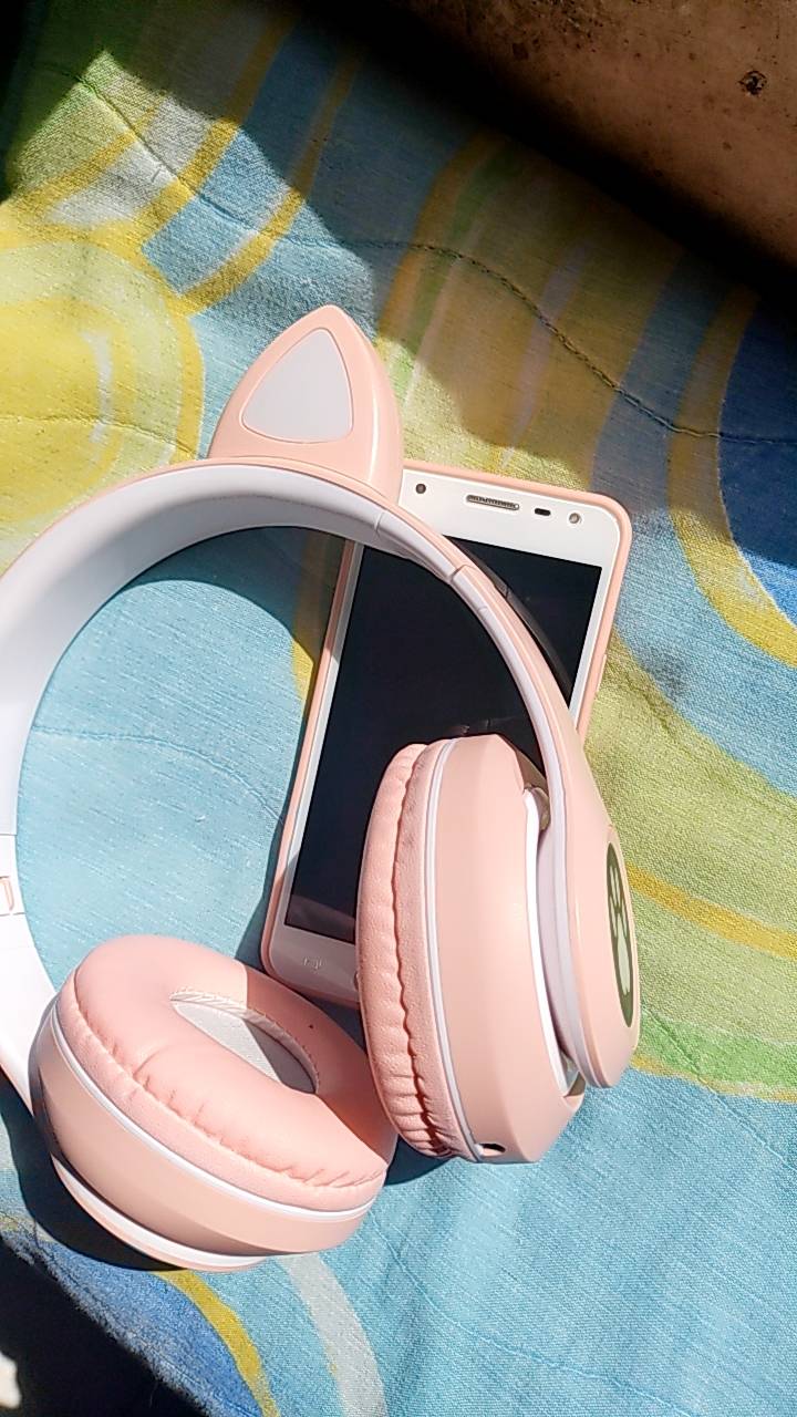 Headphone Bluetooth Orelha de Gato LED RGB Dobrável Microfone IZEPLAY FUN photo review
