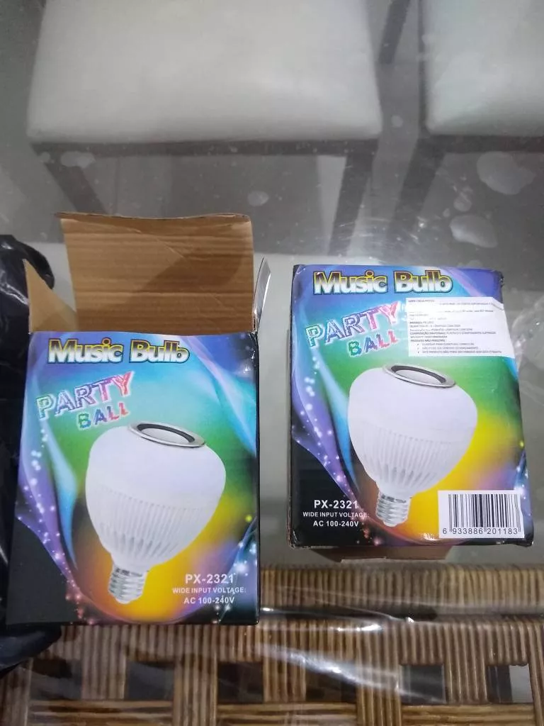 Lâmpada LED Bluetooth 12W Som RGB Controle Remoto IZEMUSIC PARTY photo review