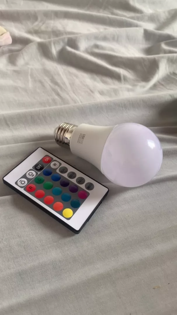 Lâmpada Bulbo LED RGB 5W Controle Remoto Colorida Ambiente IZEFLASH MOOD photo review