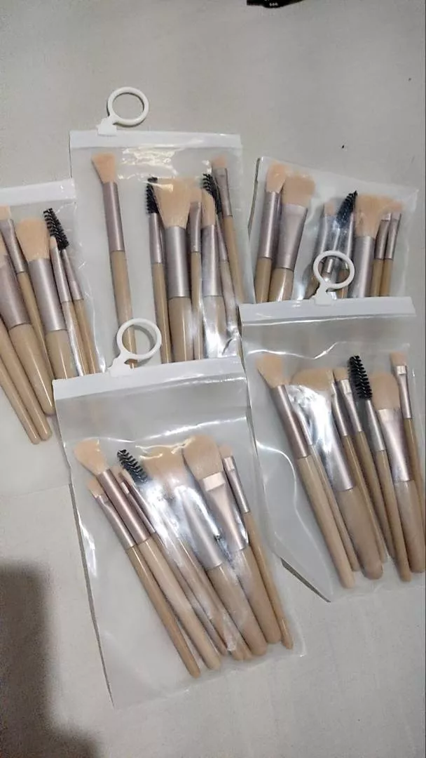 Kit de Pincéis de Maquiagem 8 Peças com Estojo Transparente Para Viagem Cerdas Macias Face e Olhos IZEGLAM TOUCH photo review