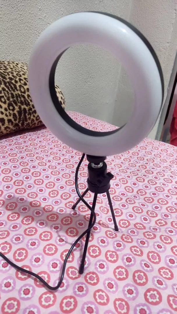 Ring Light de Mesa 6,5" RGB Portátil com Mini Tripé Ajustável IZEGLAM PRO photo review
