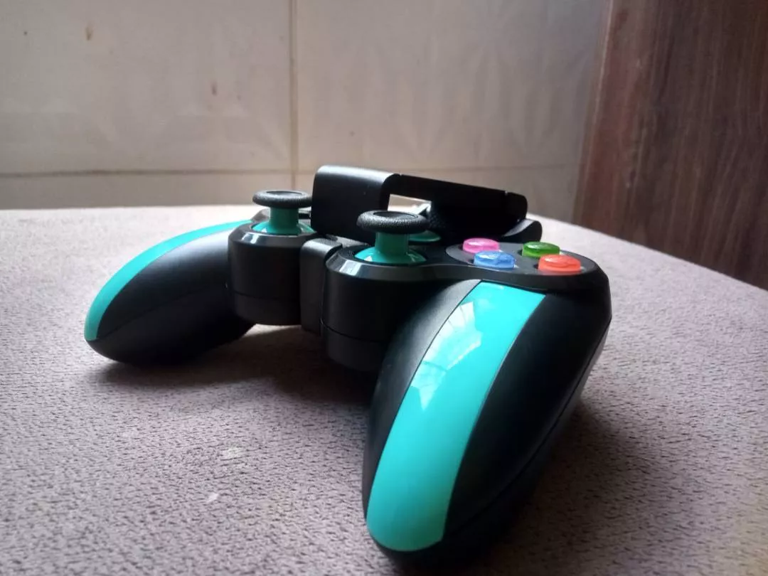 Controle Joystick Bluetooth Universal, Compatível Android e PC, Design Ergonômico, Suporte Celular IZEPLAY PRO photo review
