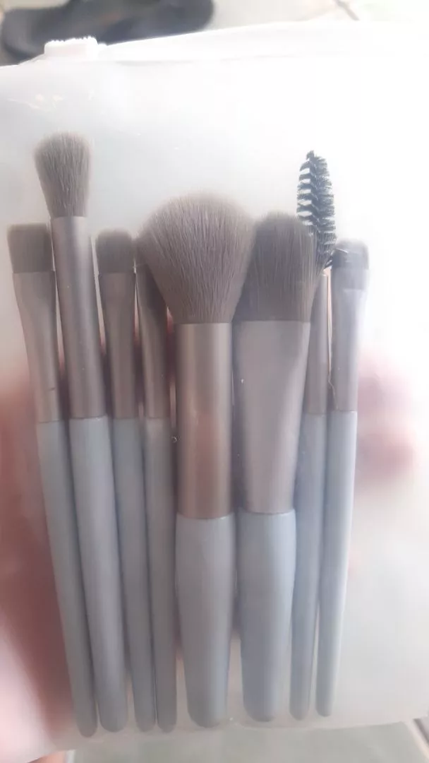 Kit de Pincéis de Maquiagem 8 Peças com Estojo Transparente Para Viagem Cerdas Macias Face e Olhos IZEGLAM TOUCH photo review