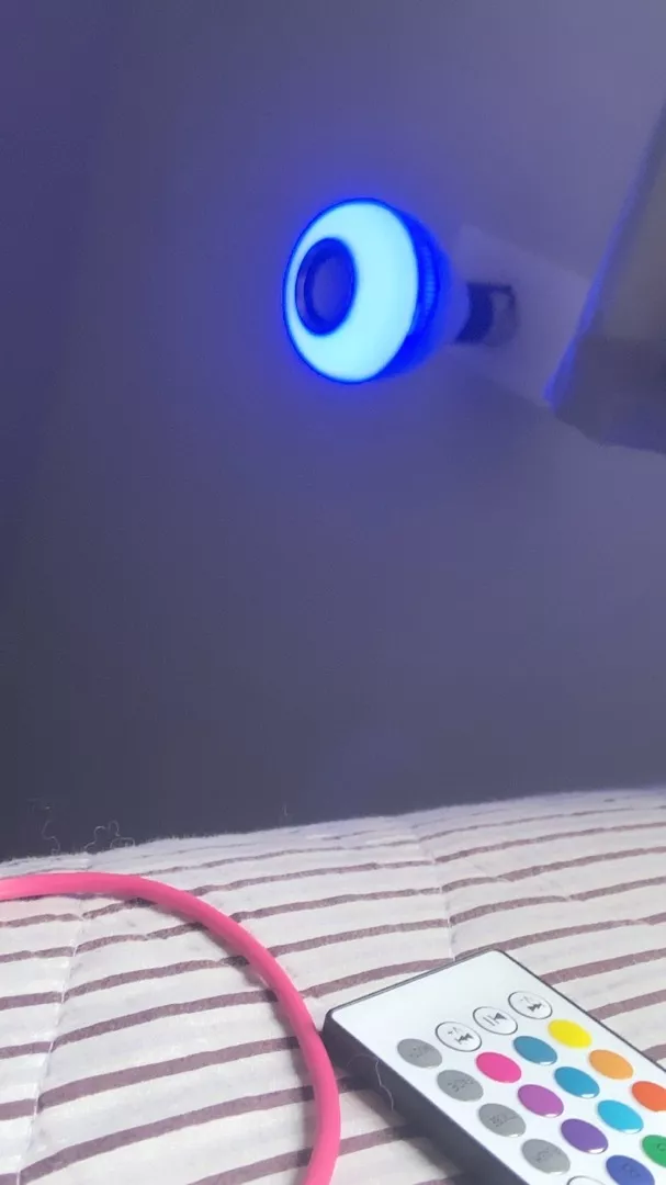 Lâmpada LED Bluetooth 12W Som RGB Controle Remoto IZEMUSIC PARTY photo review