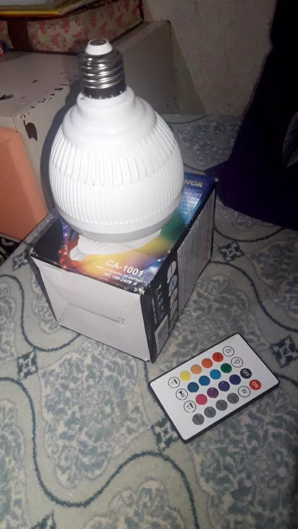 Lâmpada LED Bluetooth 12W Som RGB Controle Remoto IZEMUSIC PARTY photo review