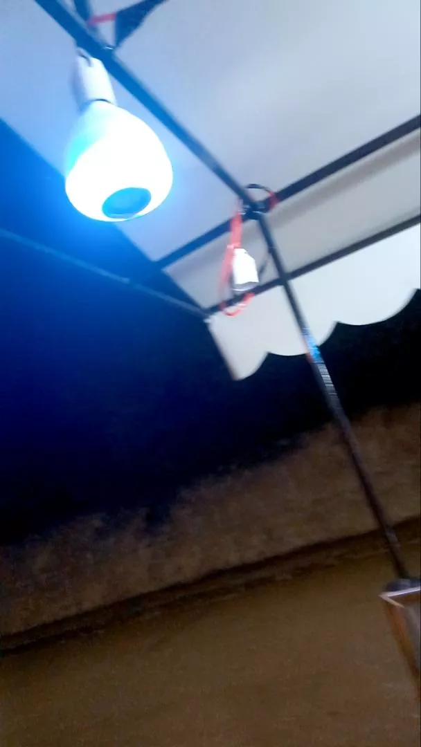 Lâmpada LED Bluetooth 12W Som RGB Controle Remoto IZEMUSIC PARTY photo review
