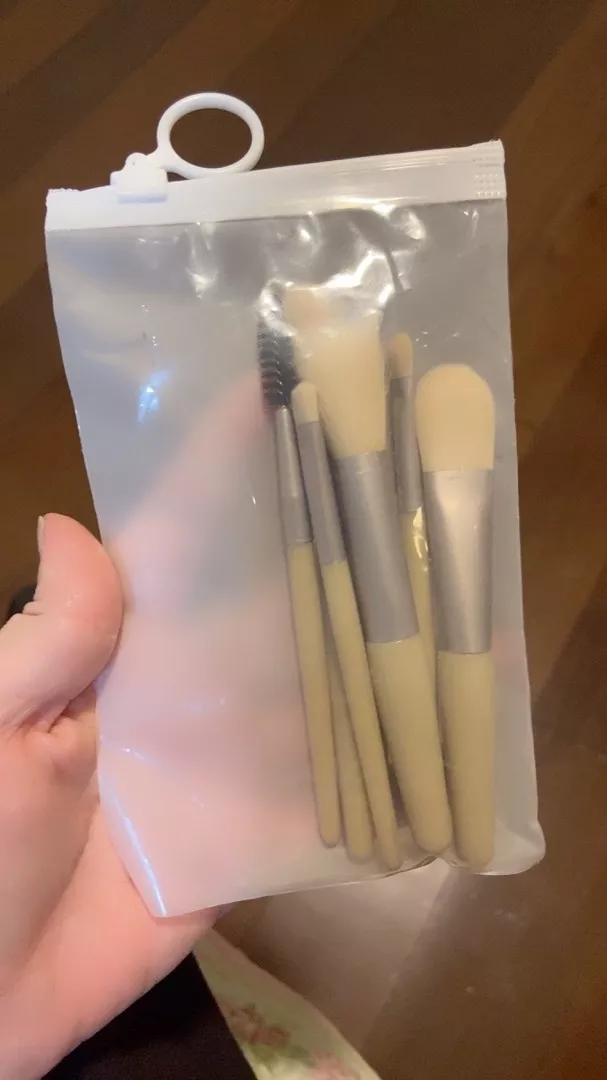 Kit de Pincéis de Maquiagem 8 Peças com Estojo Transparente Para Viagem Cerdas Macias Face e Olhos IZEGLAM TOUCH photo review
