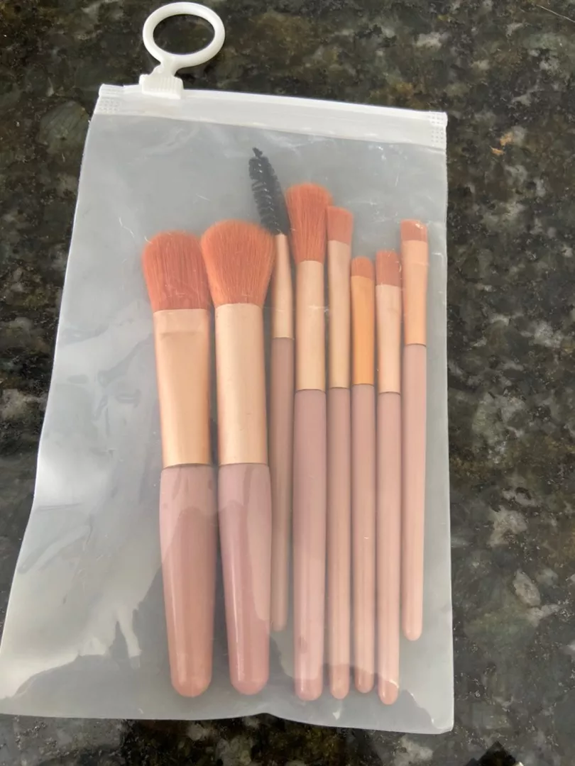 Kit de Pincéis de Maquiagem 8 Peças com Estojo Transparente Para Viagem Cerdas Macias Face e Olhos IZEGLAM TOUCH photo review