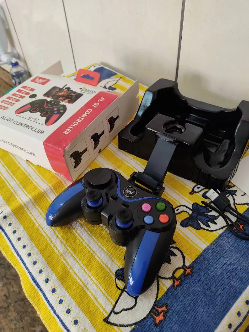 Controle Joystick Bluetooth Universal, Compatível Android e PC, Design Ergonômico, Suporte Celular IZEPLAY PRO photo review
