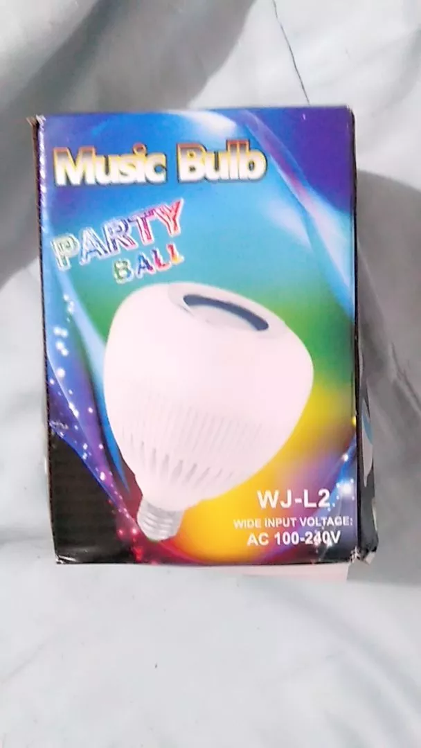 Lâmpada LED Bluetooth 12W Som RGB Controle Remoto IZEMUSIC PARTY photo review