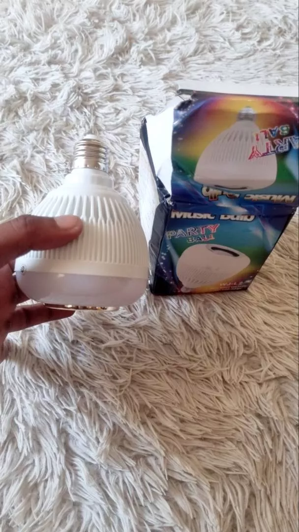 Lâmpada LED Bluetooth 12W Som RGB Controle Remoto IZEMUSIC PARTY photo review