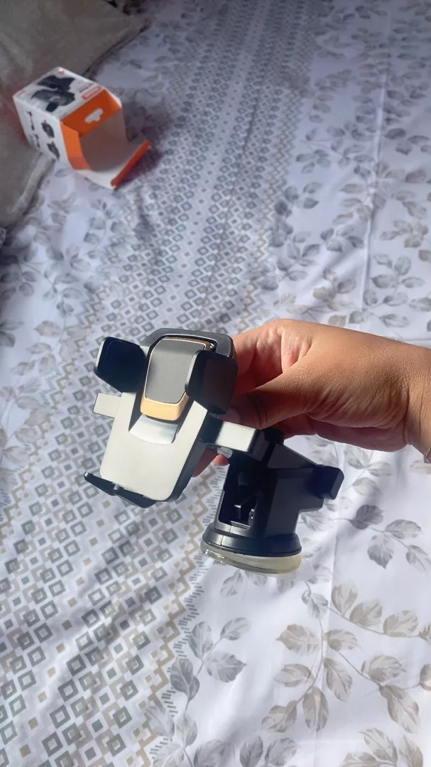 Suporte Veicular Universal para Celular e GPS, Trava Automática, Rotação 360°, Base de Silicone Adesiva – IZESHIELD FLEX photo review