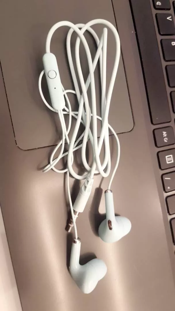 Fone de Ouvido Intra Auricular ES36 Macaron com Microfone e Cancelamento de Ruído Fio 1.2m IZESOUND PRO photo review