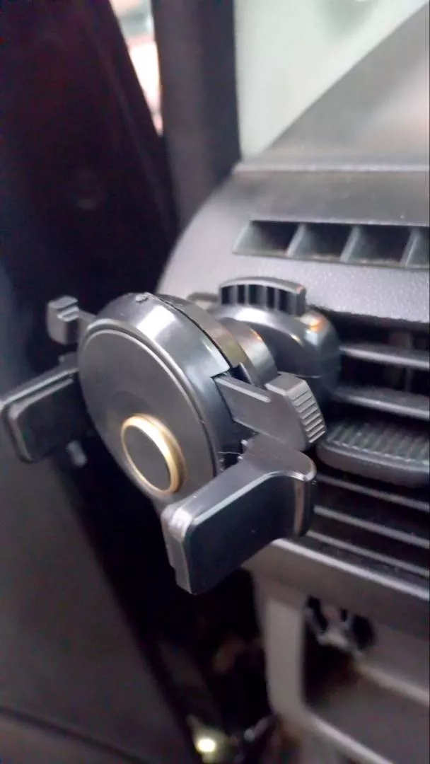Suporte Veicular Universal para Celular e GPS, Trava Automática, Rotação 360°, Base de Silicone Adesiva – IZESHIELD FLEX photo review
