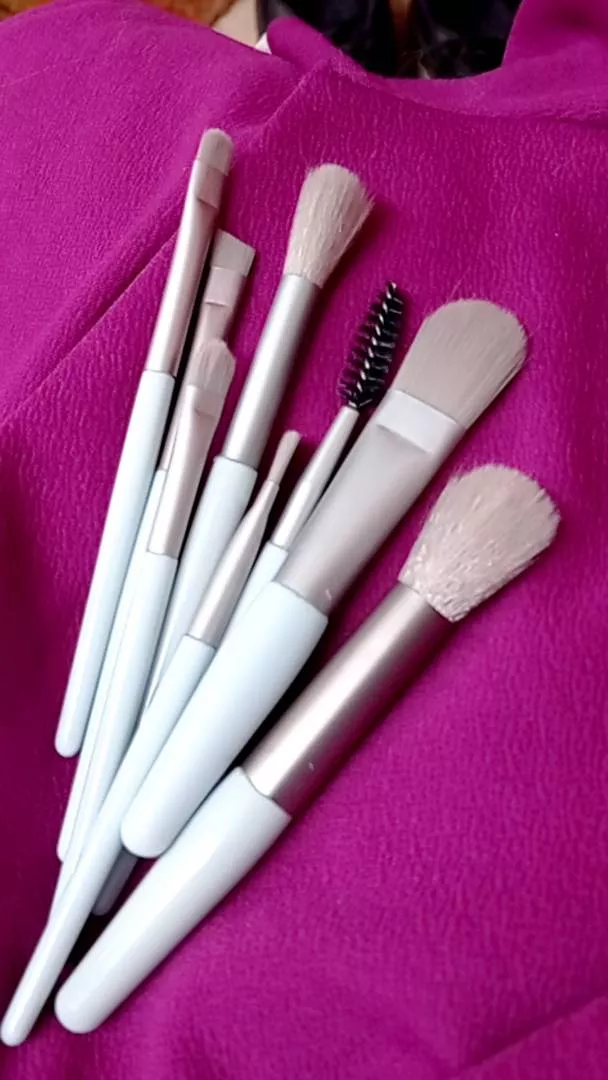 Kit de Pincéis de Maquiagem 8 Peças com Estojo Transparente Para Viagem Cerdas Macias Face e Olhos IZEGLAM TOUCH photo review