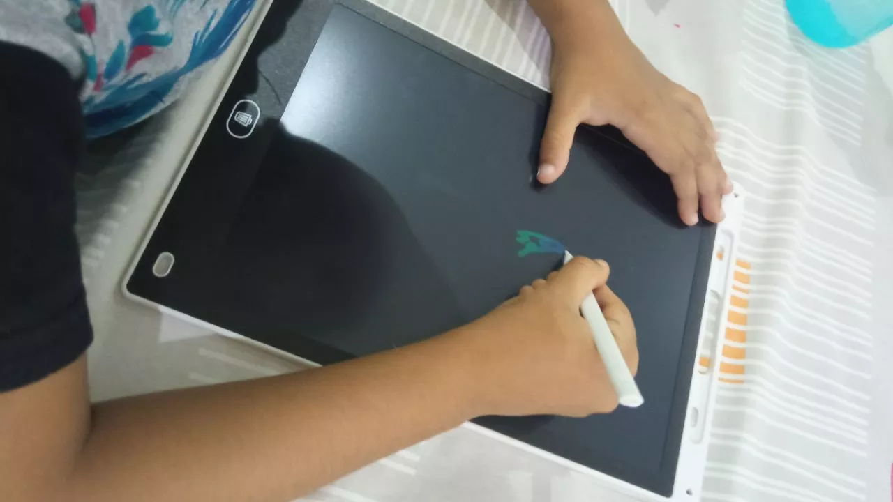 Tablet Infantil Escrita LCD 12 Polegadas Arco-Íris Reciclável IZEMAGIC KIDS photo review
