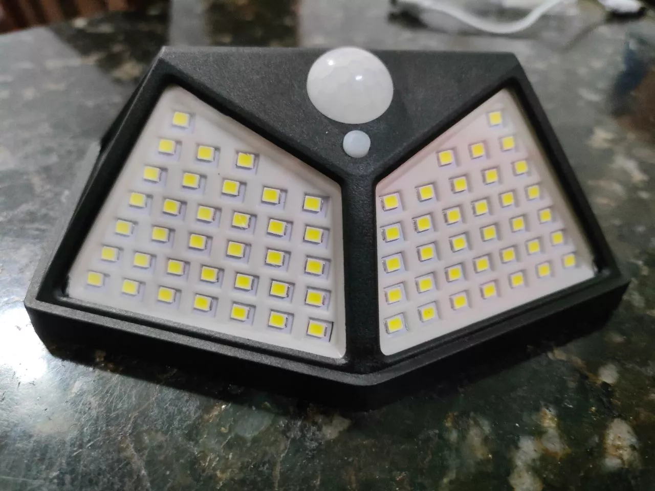 Refletor Solar para Jardim 100 LEDs Sensor Movimento IP65 Energia Solar IZESECURE BRIGHT photo review