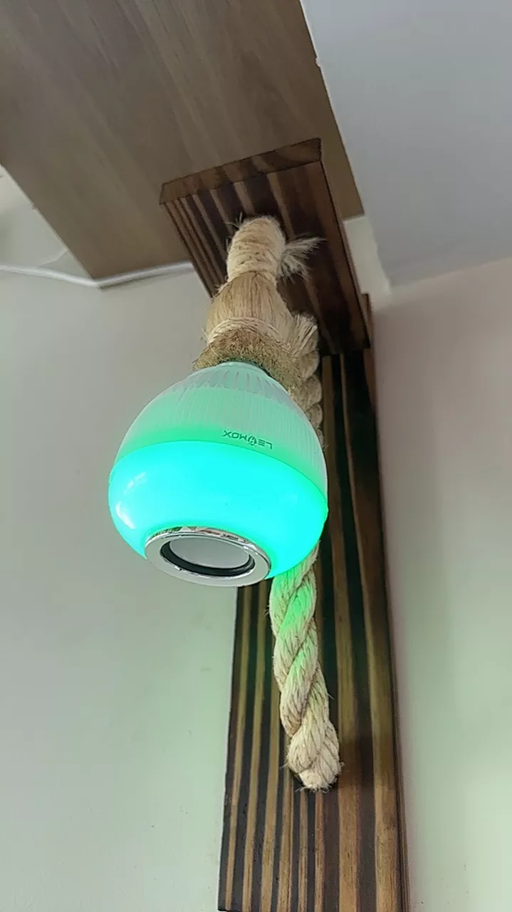 Lâmpada LED Bluetooth 12W Som RGB Controle Remoto IZEMUSIC PARTY photo review