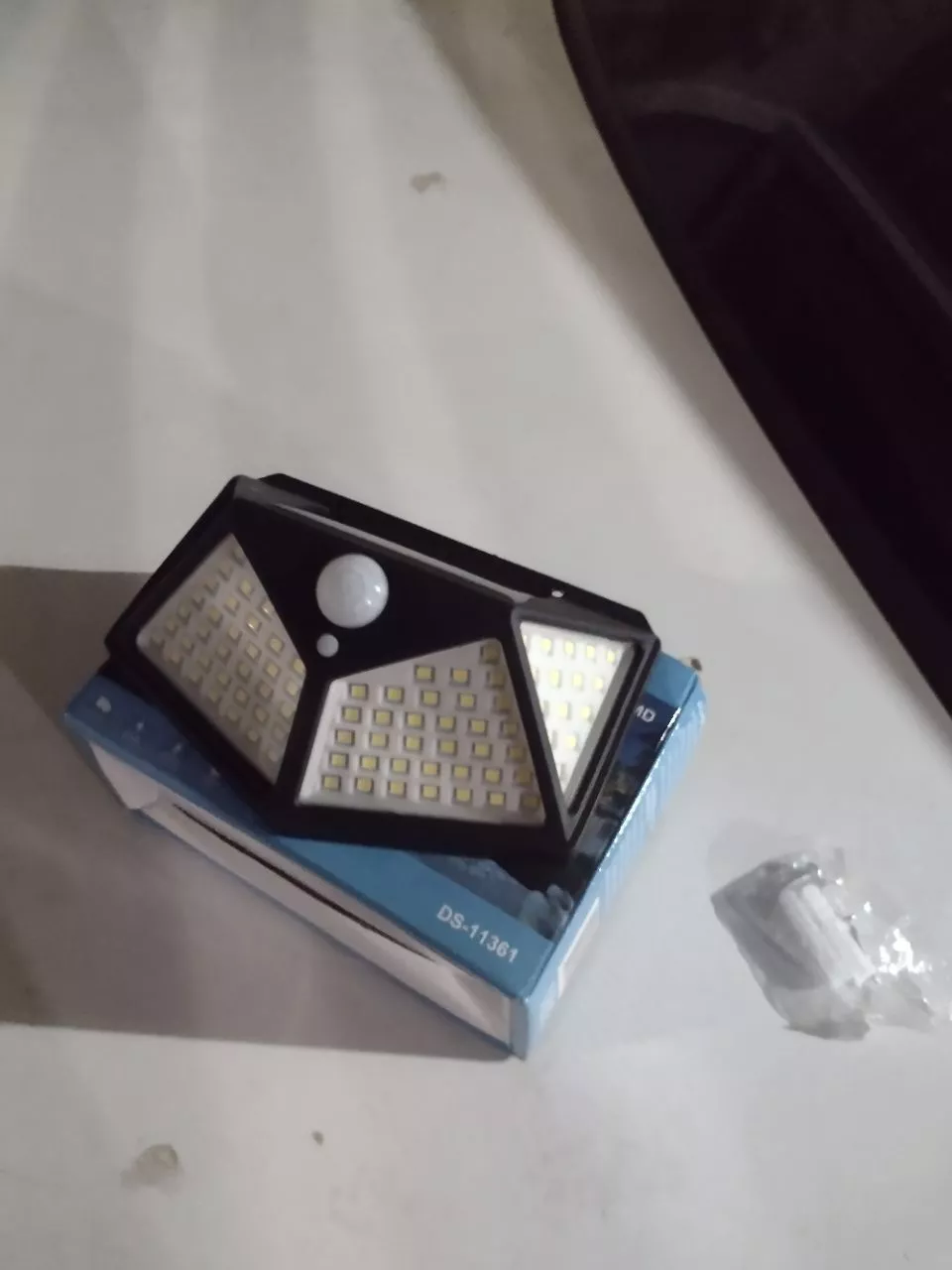 Refletor Solar para Jardim 100 LEDs Sensor Movimento IP65 Energia Solar IZESECURE BRIGHT photo review