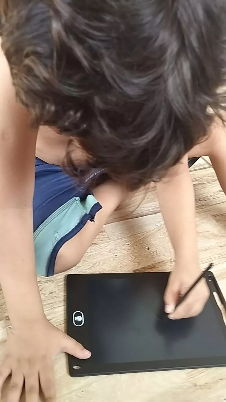 Tablet Lousa Mágica LCD 8.5 Pol ABS Proteção Ocular Apaga Fácil IZECOLOR KIDS photo review