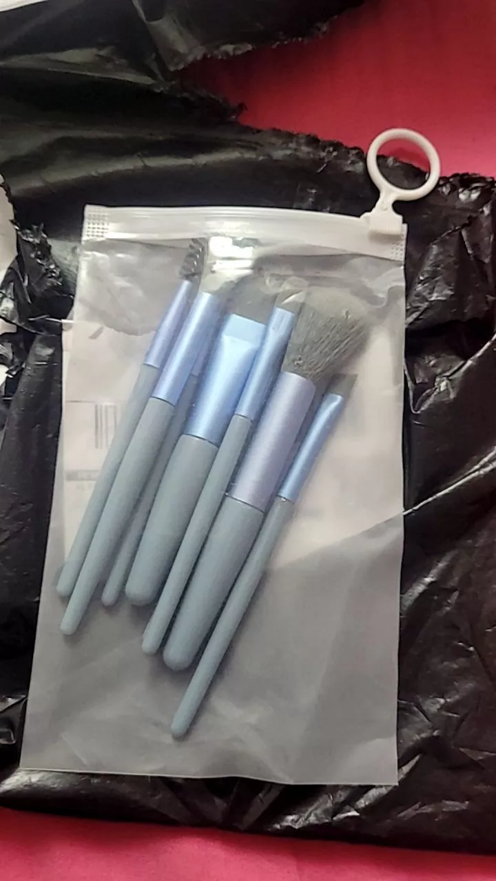Kit de Pincéis de Maquiagem 8 Peças com Estojo Transparente Para Viagem Cerdas Macias Face e Olhos IZEGLAM TOUCH photo review