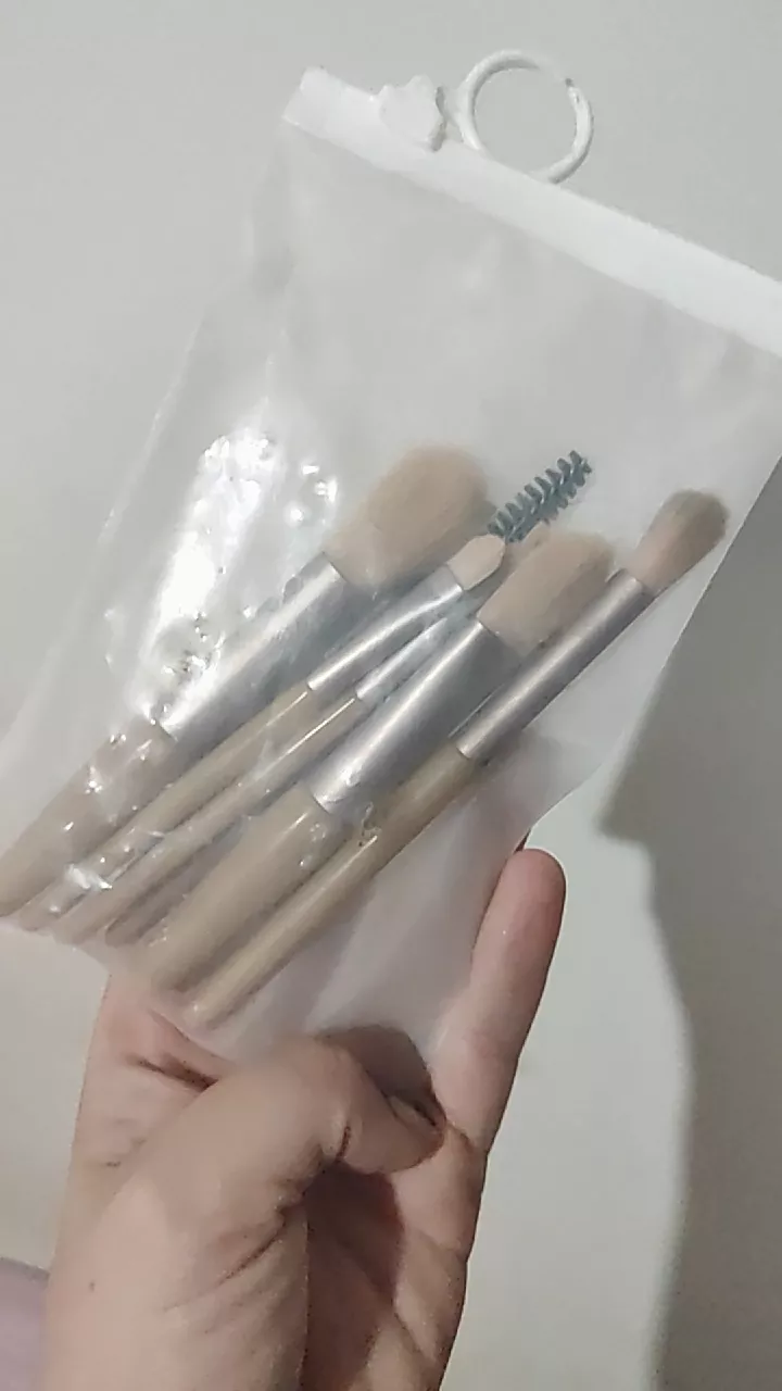 Kit de Pincéis de Maquiagem 8 Peças com Estojo Transparente Para Viagem Cerdas Macias Face e Olhos IZEGLAM TOUCH photo review
