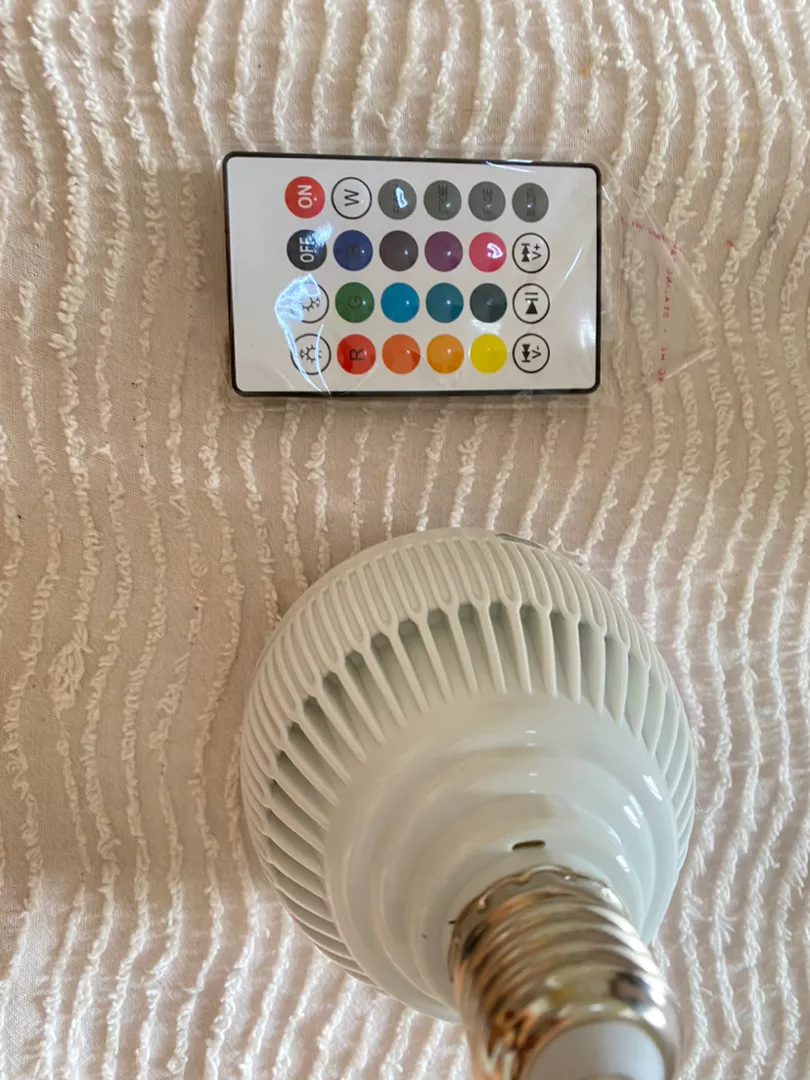 Lâmpada LED Bluetooth 12W Som RGB Controle Remoto IZEMUSIC PARTY photo review