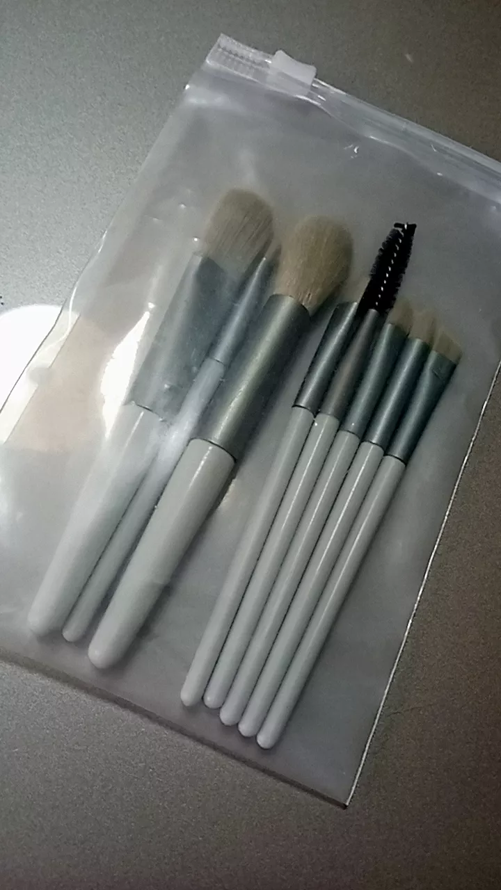 Kit de Pincéis de Maquiagem 8 Peças com Estojo Transparente Para Viagem Cerdas Macias Face e Olhos IZEGLAM TOUCH photo review