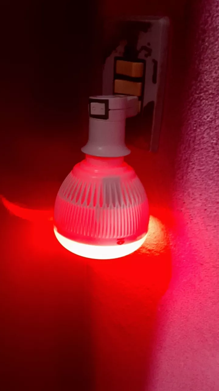 Lâmpada LED Bluetooth 12W Som RGB Controle Remoto IZEMUSIC PARTY photo review