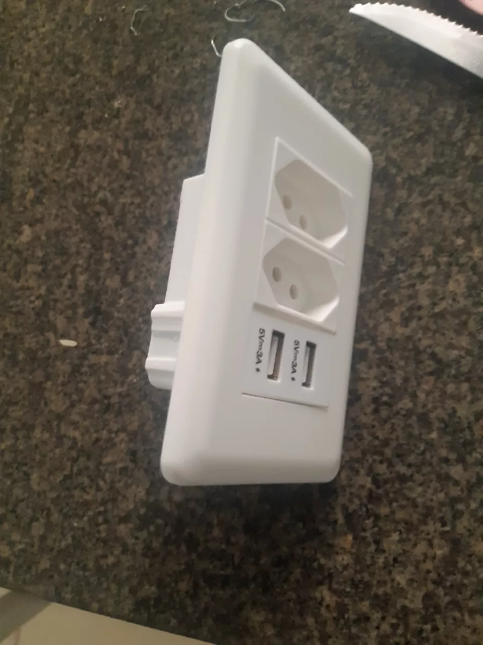 Tomada de Parede Bivolt com 2 USB, Proteção Contra Curto e Compatível Universal IZEPOWER SAFE photo review