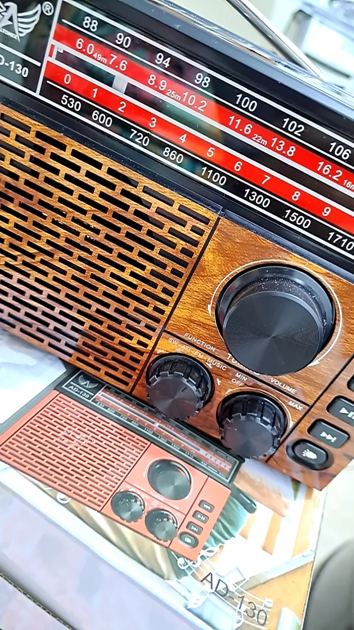 Rádio Retrô Altomex Solar Recarga USB Lanterna 3W IZERADIO POWER photo review