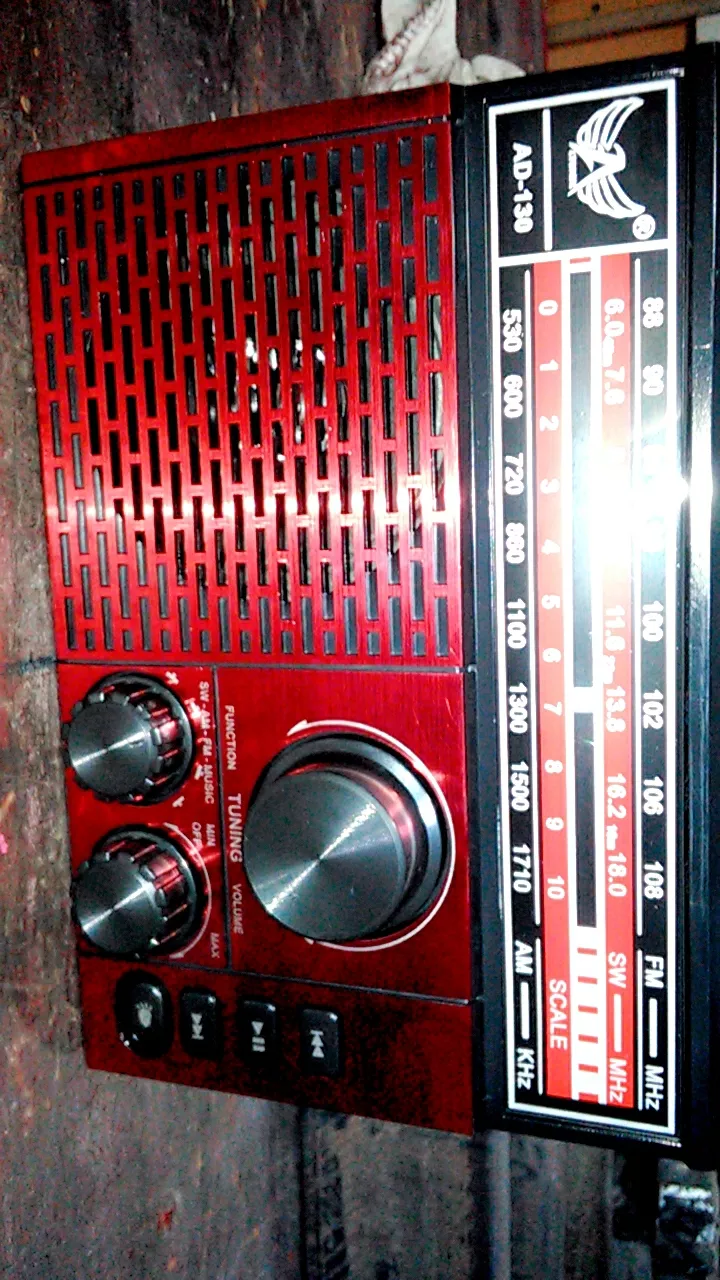 Rádio Retrô Altomex Solar Recarga USB Lanterna 3W IZERADIO POWER photo review