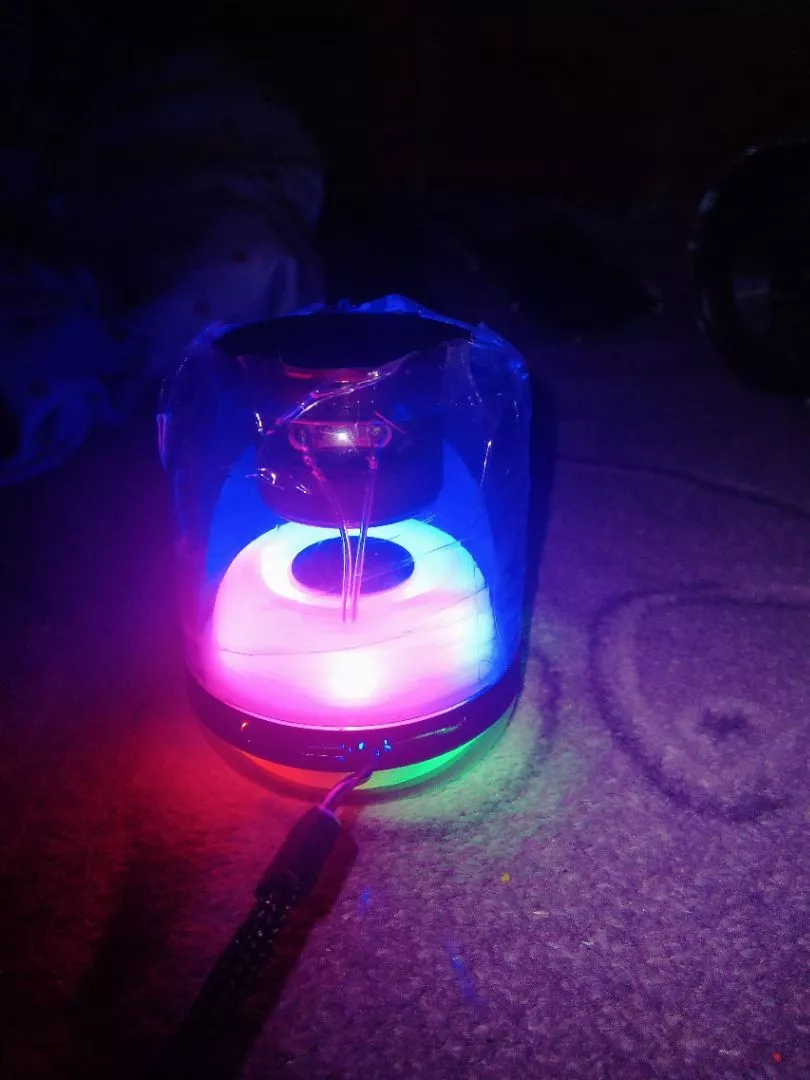 Caixa de Som Bluetooth Portátil 10W Prova d'Água RGB 32GB Bateria 1200mAh IZESOUND GLOW photo review