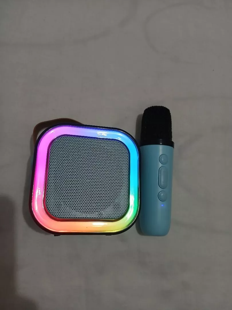 Caixa de Som Bluetooth Karaokê Colorida 5W Microfones Bateria Potente IZEBOX FUN photo review