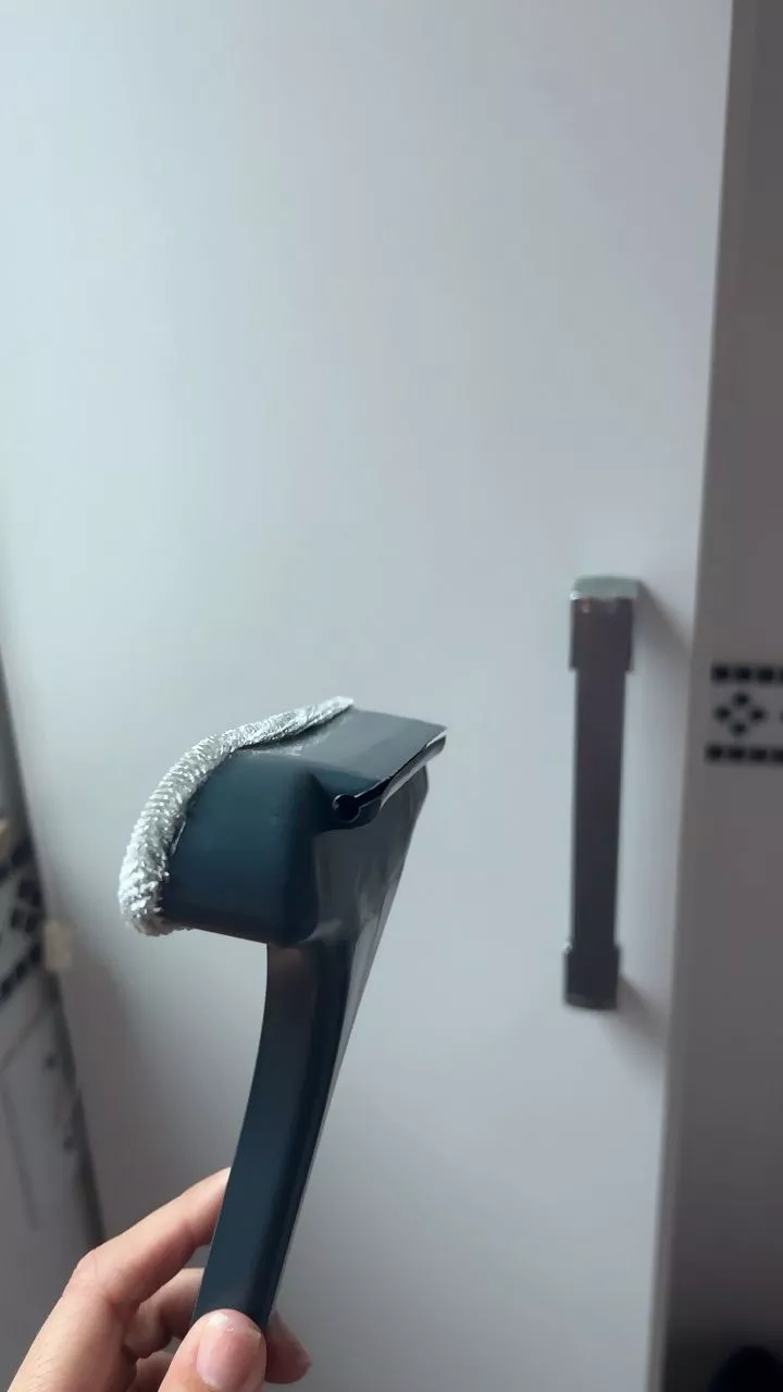 Escova Dupla Face para Telas de Janela, Vidros e Espelhos, Alça Removível, Limpeza Úmida e Seca IZEGLASS MASTER photo review
