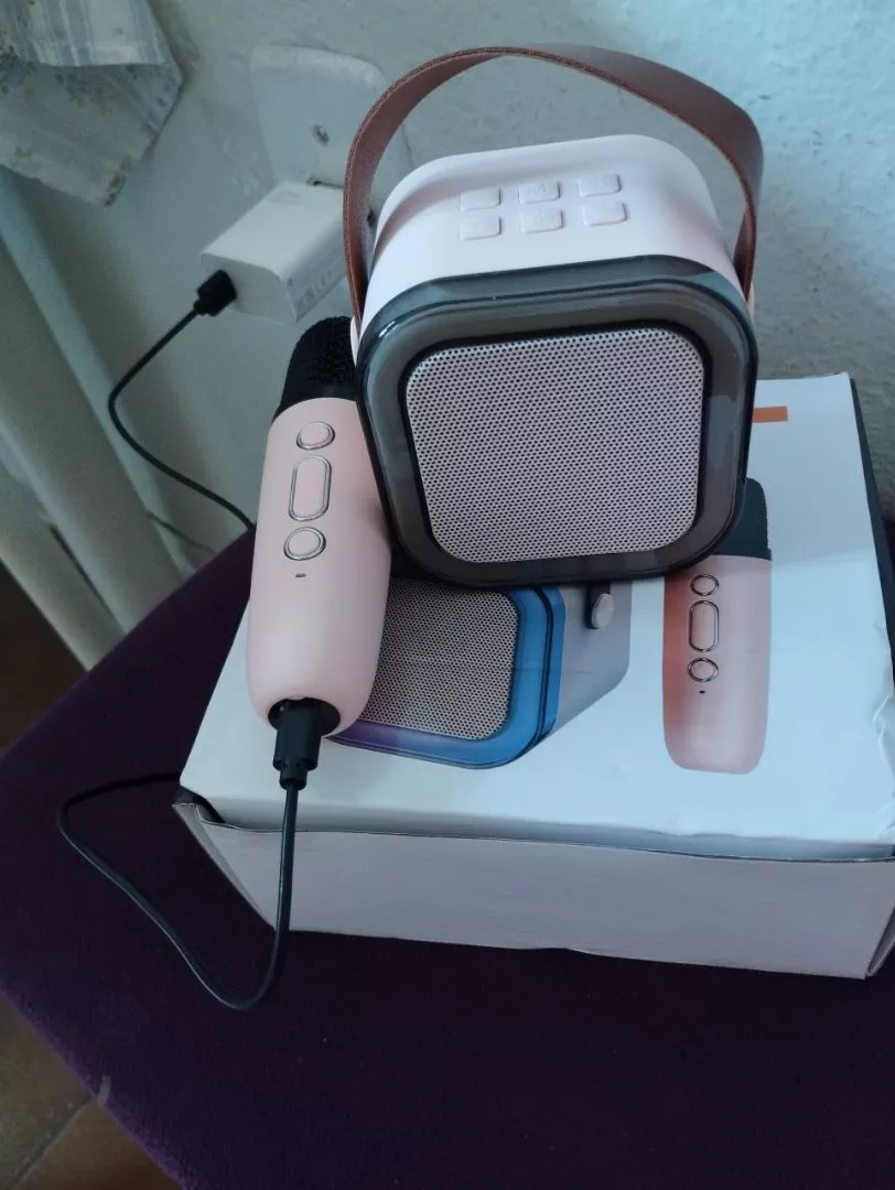 Caixa de Som Karaokê Bluetooth Portátil Bateria Longa Duração 2 Microfones IZEBOX FUN photo review