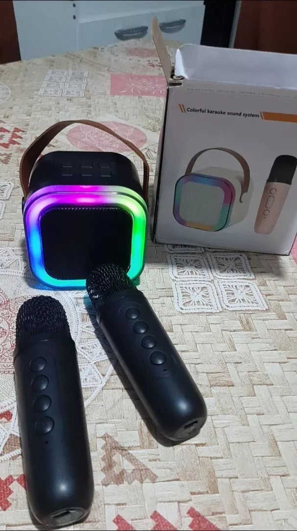 Caixa de Som Bluetooth Karaokê Colorida 5W Microfones Bateria Potente IZEBOX FUN photo review